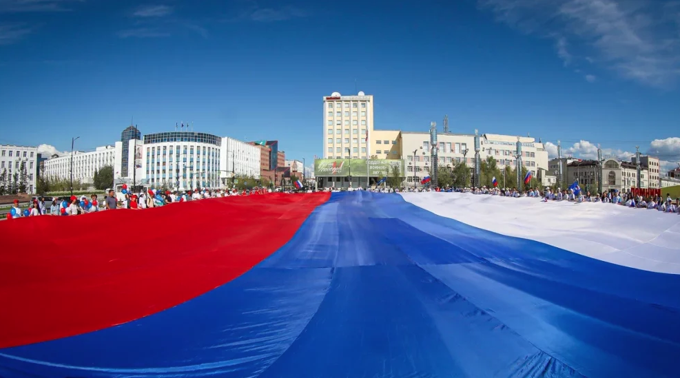 В Архангельске, где в 1693 году впервые был поднят российский триколор, и во всей Арктике 22 августа отмечают День государственного флага