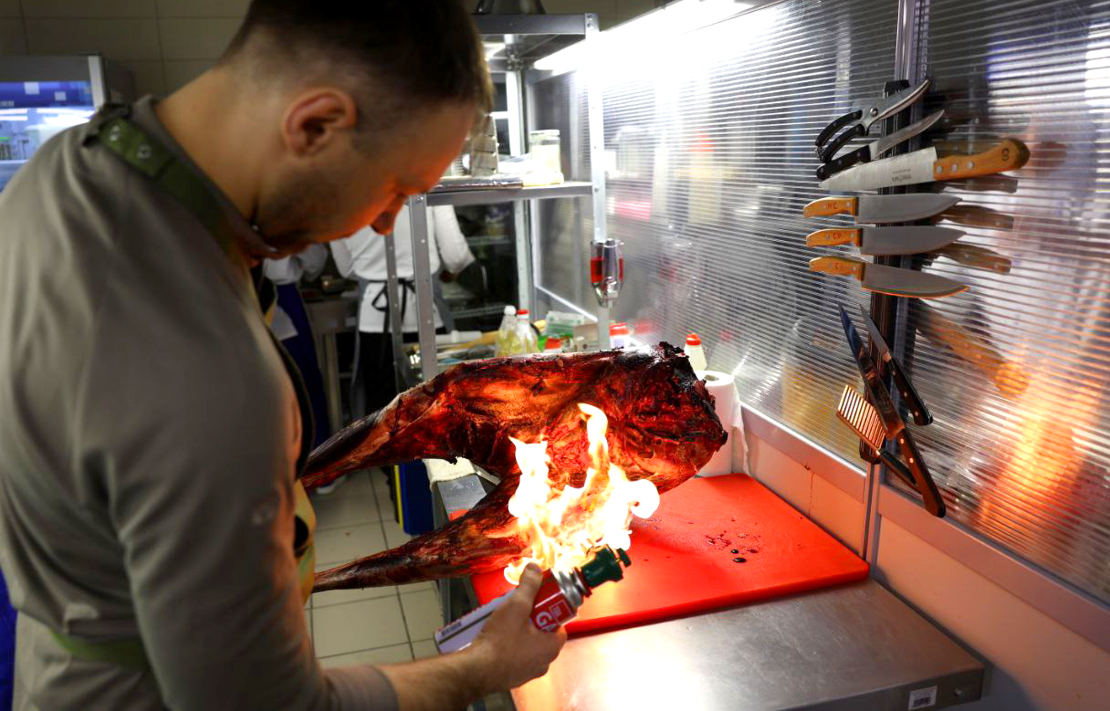 Международная команда поваров фестиваля «Гастрокэмп»-2024 в Анадыре создает фирменное меню Чукотки 